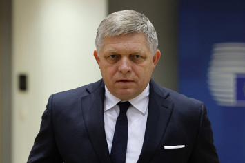 СМИ: премьер Словакии передвигается по дому на костылях