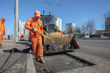 Герметизация швов, обновление разметки и ямочный ремонт - как в Минске и области приводят в порядок дороги