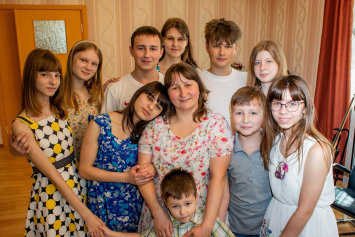 «На своих и приемных не делим»: семья Ковгуновых воспитывает 12 счастливых детей