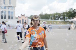 «Пусть дети будут здоровы»: клуб жен послов и дипломатов провел благотворительную ярмарку в Минске