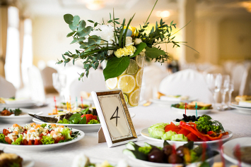 Как рассчитать банкетное меню на свадьбу – эксперт рассказала о часто допускаемых ошибках