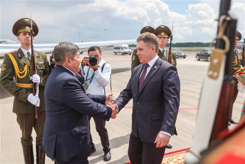 Фотофакт: председатель Кабмина – руководитель администрации президента Кыргызстана прибыл в Минск