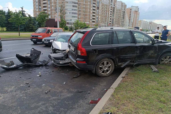 В Минске на улице Притыцкого столкнулись шесть легковушек