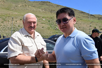 Лукашенко и Президент Монголии обменялись подарками