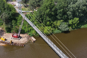 В Мостах продолжается реконструкция самого длинного подвесного моста в Беларуси