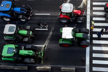 Сотни фермеров из разных европейских стран вновь протестуют на тракторах на улицах Брюсселя