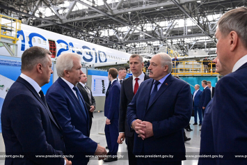 Лукашенко посетил Иркутский авиационный завод 