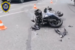 В Минске девушка на мотоцикле врезалась в мусоровоз