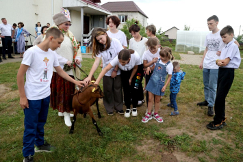 Детскому дому семейного типа в Могилевском районе подарили козу