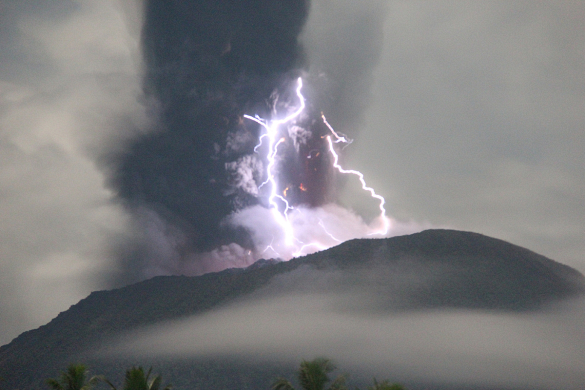 Извержение вулкана Ибу в Индонезии произошло дважды за ночь