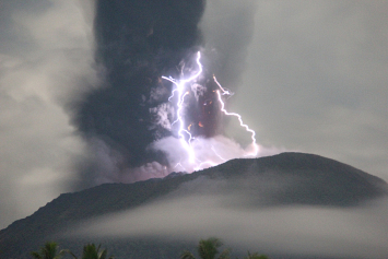 Извержение вулкана Ибу в Индонезии произошло два раза подряд