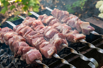 Эпидемиологи дали рекомендации по выбору мяса для безопасного шашлыка