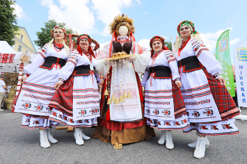 Фотофакт. Белорусское подворье на фестивале национальных культур в Гродно