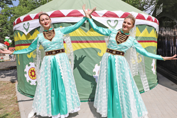 Фотофакт. Представители различных народностей России на фестивале в Гродно удивляли песнями и костюмами