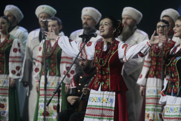 Маршал, Буйнов, казачий хор на сцене: во Дворце Республики отметили День России