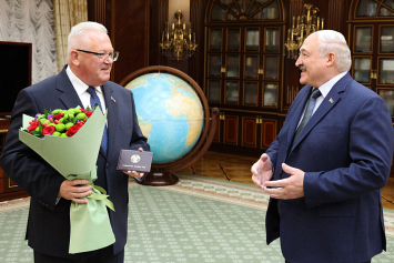 Карпенко вручил Александру Лукашенко удостоверение Председателя ВНС