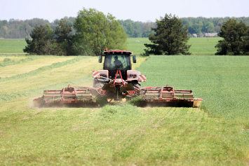 В Гродненской области скошено 239 тысяч гектаров трав первого укоса – 90 % от плана