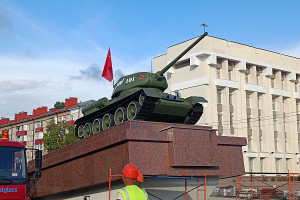 Знаменитый танк Т-34 вернулся на площадь Восстания в Гомеле