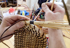 Технологию спирального плетения возрождает сообщество мастеров из Витебской области