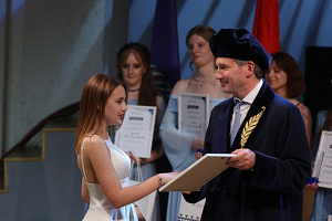 Более 150 человек стали участниками выпускного бала в Белорусском государственном университете