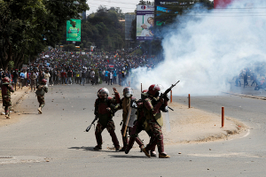 В столице Кении полиция начала стрельбу боевыми патронами по митингующим