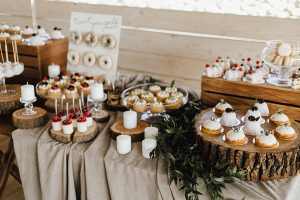 Торт, кэнди-бар и чайный стол — свадебный эксперт рассказала, как рассчитать количество десертов на торжестве