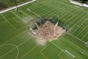 В США часть футбольного поля ушла под землю
