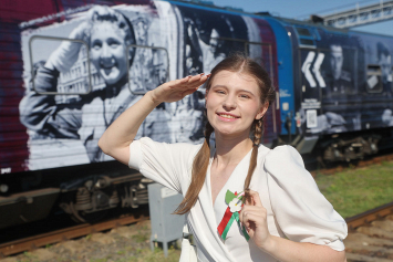 Поезд Победы, танцующий фонтан и ромашки королевы — лучшие фото «СБ» за неделю