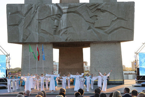 Гала-концерт «Мой Витебск всегда молодой!» собрал на площади Победы сотни жителей