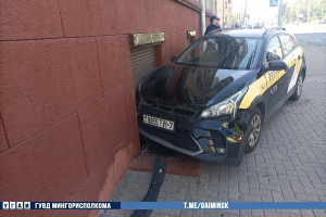 ГАИ: в Минске таксист потерял сознание за рулем и врезался в здание