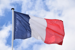Во Франции к вечеру 30 июня промежуточная явка на досрочных парламентских выборах составила почти 60 % 