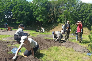 Студенты-археологи БГУ обнаружили древние артефакты во время раскопок в Минской области
