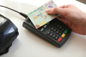 В Могилеве продавец списывала лишние деньги с карты пенсионера — ущерб составил более BYN 1500