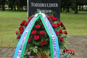 Министр обороны Узбекистана в Круглом почтил память Героя Советского Союза Топиволдиева