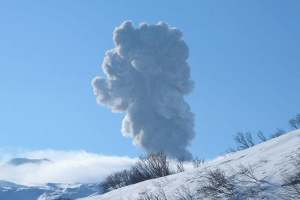 Вулкан Эбеко на Курилах выбросил столб пепла на высоту 2,5 км, создав опасность местным авиаперевозкам