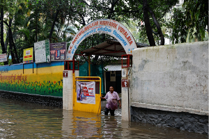 Проливные дожди в Индии привели к остановке движения транспорта и закрытию школ