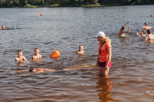 В Гомеле спасатели МЧС и ОСВОД обучали детей навыкам плавания 