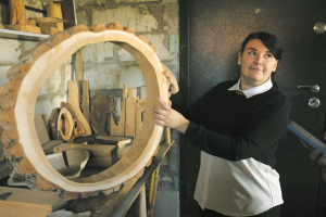 Ольга Кнороз показала и рассказала, как из дерева и эпоксидной смолы изготавливает оригинальные сувениры