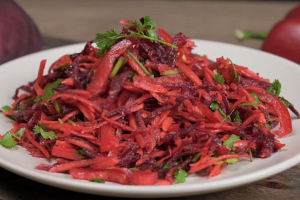 Кулинарный блогер поделилась рецептом приготовления салата из сырой свеклы