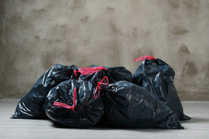 В ЖКХ объяснили, почему нельзя хранить мусор на балконе