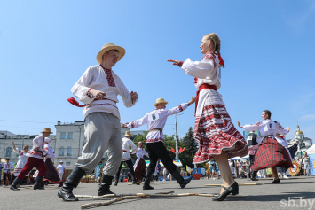 Фотофакт. Международный турнир национальных танцев проходит в Витебске на «Славянском базаре»