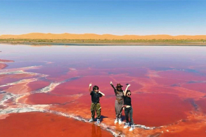 Фотофакт. Уникальное красное озеро в пустыне Северного Китая