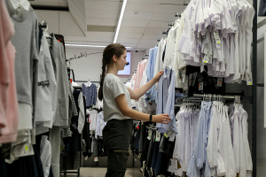Белорусский легпром на 90 % обеспечивает покупательский спрос в одежде для учащихся школ