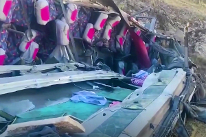 По меньшей мере 25 человек погибли в перуанских Андах после падения автобуса со скалы