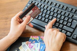 СК: житель Ивацевичей продавал киберпреступникам реквизиты банковских карт