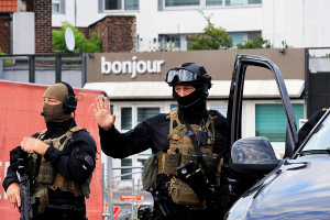 СМИ: в Париже из-за сообщений о человеке с поясом смертника нарушено движение электричек 