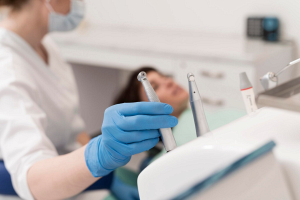 Стоматолог перечислила частые причины расшатывания зубов