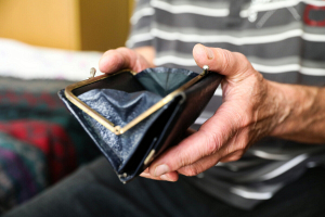 В Бобруйске пенсионер забыл в продуктовой тележке борсетку с деньгами, а работник магазина их украл