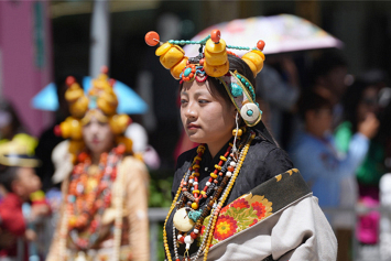 Фотофакт. На улицах китайского города Юйшу продемонстрировали самый яркий этнический стиль