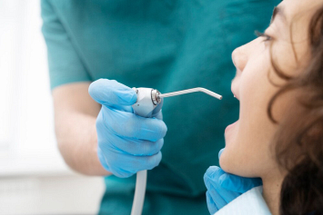 Стоматолог назвал наиболее частые причины чувствительности зубов к холодному и горячему